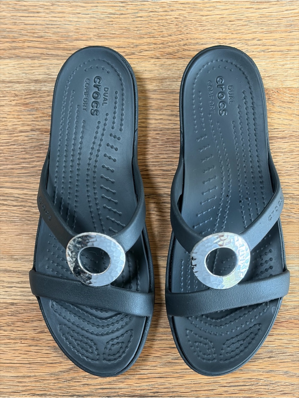 CROCS Women's Sanrah Slide Sandals with Hammered Silver Ring Accent - Picture 2 of 6